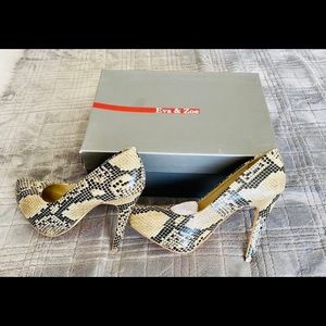 NWT Eva & Zoe Snake skin print heels